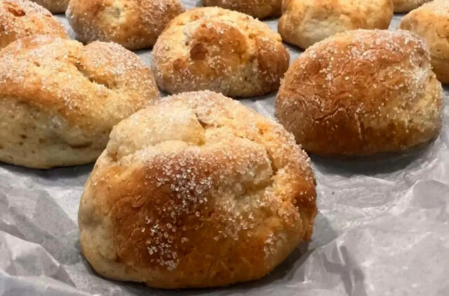 Šiek tiek varškės ir obuolys: kepame purias bandeles pusryčiams