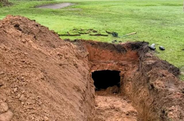 Golfo aikštyne atsivėrusi duobė