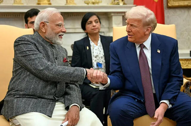 JAV paskelbė išimtį, leidžiančią Indijai pirkti rusišką naftą, kol vyksta karas su Iranu