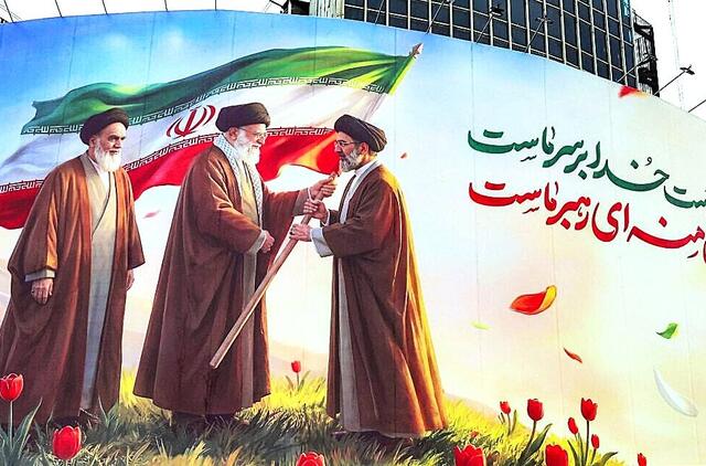 Ali Khamenei perduoda Irano Islamo Respublikos vėliavą savo sūnui