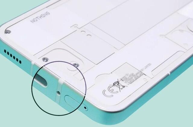 Kam reikalinga maža skylutė šalia telefono įkrovimo lizdo