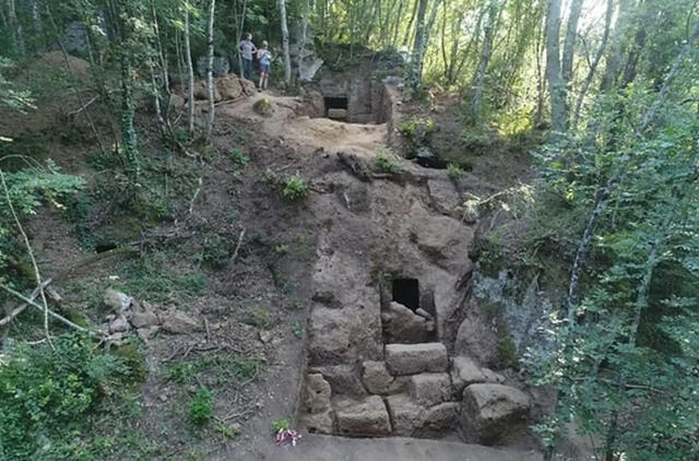 Archeologai atvėrė užantspauduotą 2600 metų senumo kapavietę