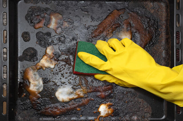 kaip akimirksniu pašalinti riebalus nuo kepimo skardos