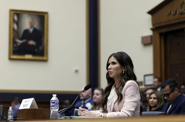 Trumpas atleido prieštaringai vertinamą vidaus saugumo sekretorę Noem