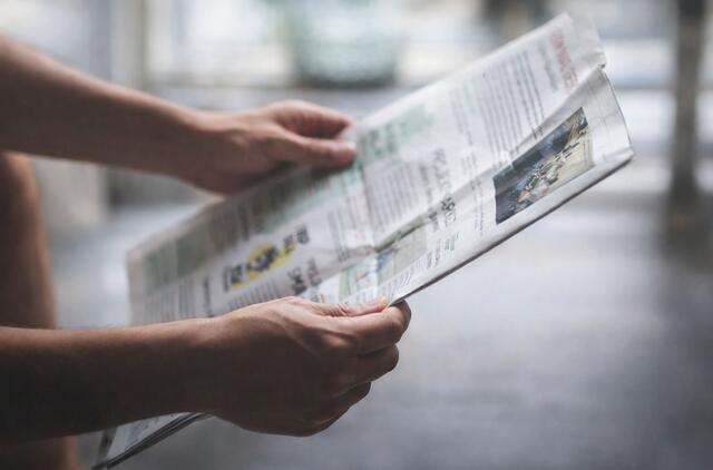 Laikraščio skaitymas