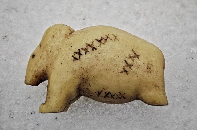 40 000 metų senumo mamuto statulėlės iš Vogelherdo urvo Vokietijoje, kurios paviršiuje yra daugybė kryželių ir taškų sekų, šiuolaikinė kopija.