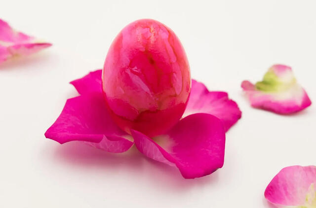 Velykų kiaušinius dažau rožių žiedų spalva