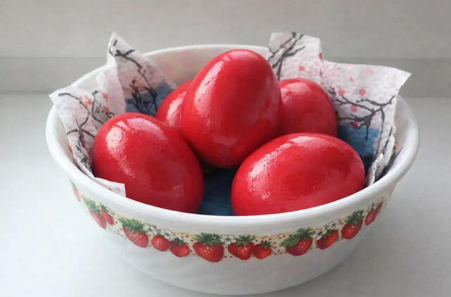  išeina rausvi kaip prinokusios braškės