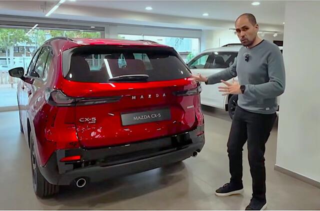 Ekspertas prie MAZDA automobilio