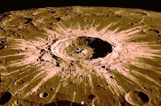Krateris ant Mėnulio paviršiaus