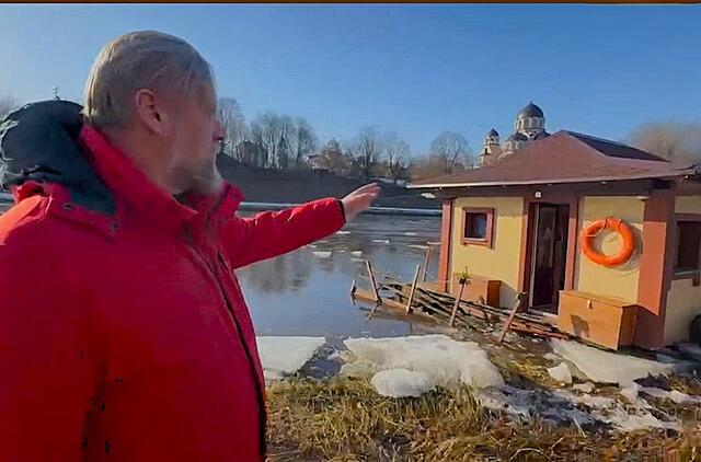 Namelis plaukia Neryje