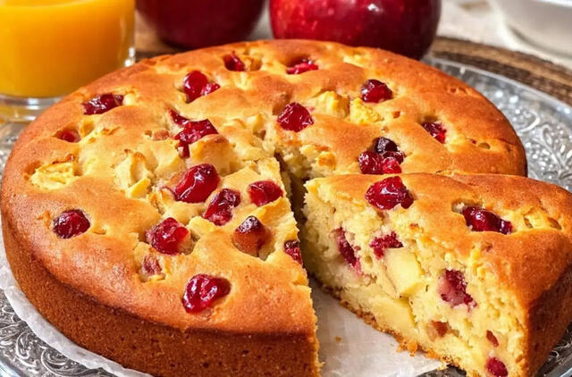 Auksinės spalvos pyragas iš stiklinės sulčių ir 1 obuolio