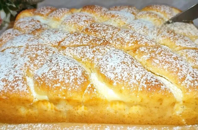 Stiklinė kefyro ir pakelis varškės – pyragas „Pūkelis“ jau ant stalo