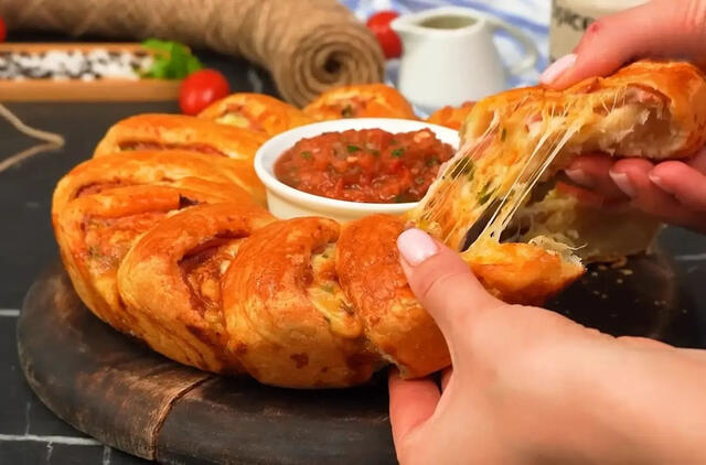 Imu sūrį ir sluoksniuotą tešlą — ištraukiu iš orkaitės gardų pynutės formos kepinį