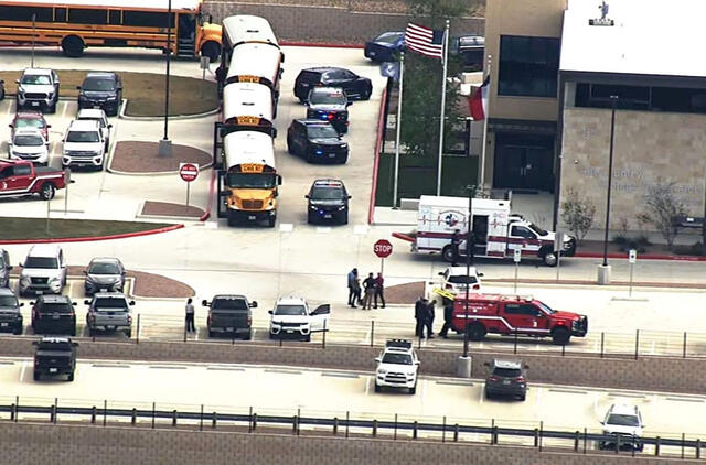 Teksaso vidurinėje mokykloje mokinys šovė į mokytoją, po to nusišovė