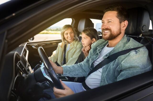 Šeima automobilyje