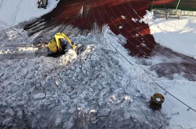 Sniego valymo darbai stadione