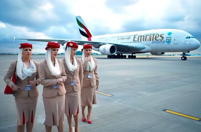 Stiuardesės prie lėktuvo