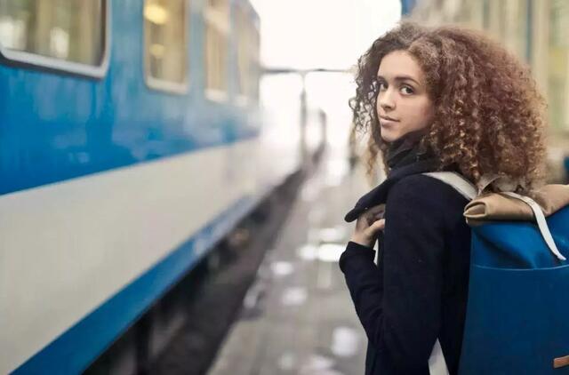 Viena keliaujanti moteris