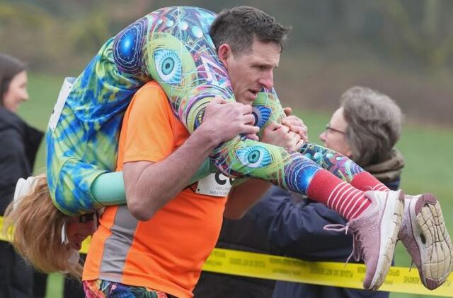 Suomijos pora laimėjo žmonų nešimo čempionatą Anglijoje