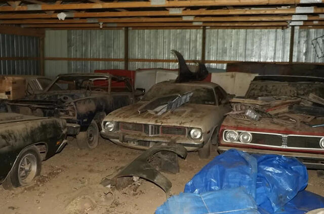 sename ūkiniame pastate aptikta įspūdinga 7-ojo dešimtmečio retro automobilių kolekcija