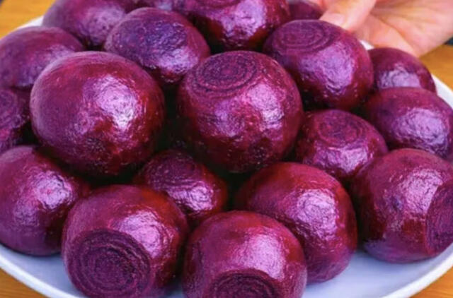 Skanios burokėlių salotos su sūriu ir riešutais