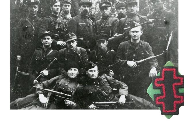 Dainavos apygardos vadovybė. Viduryje stovi ketvirtas iš kairės apygardos vadas D. Jėčys‑Ąžuolis (1947 04) 