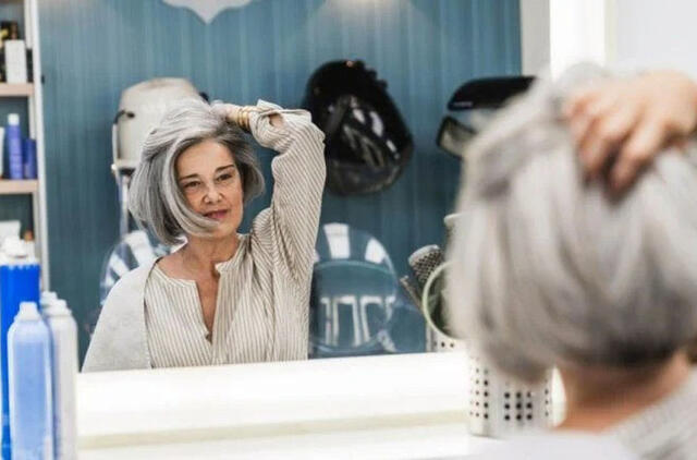 Atvirkštinis dažymas – slaptas kirpėjų triukas moterims po 60 metų