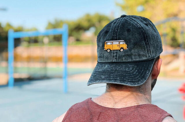 ką iš tikrųjų reiškia kepurė su snapeliu, nešiojama atgal