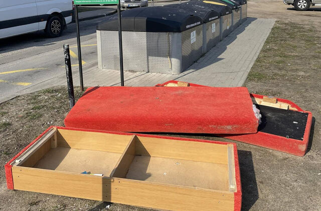 Šiukšlės, seni baldai, atliekų konteineriai