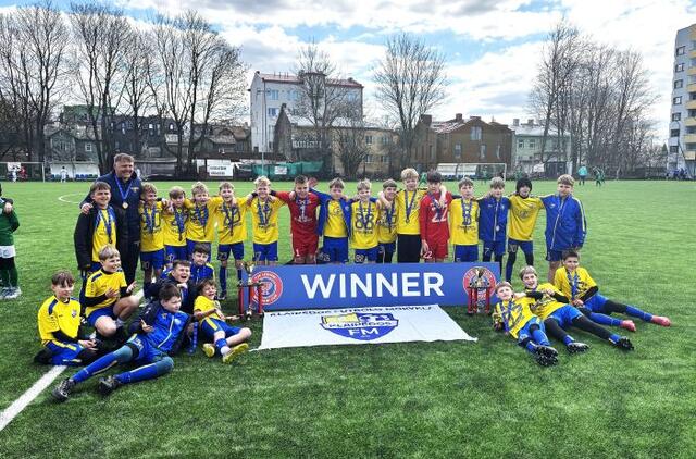 Treneris Edmundas Gaigalas su auklėtiniais