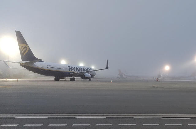 Lėktuvas, oro uostas, rūkas