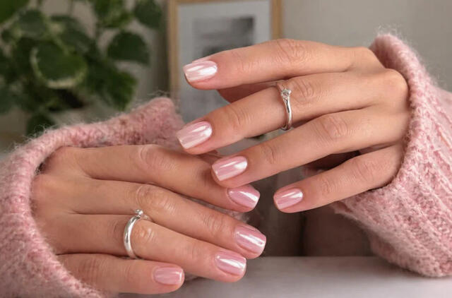 Rožinis manikiūras gegužei: 6 variantai su drėgnų žiedlapių efektu