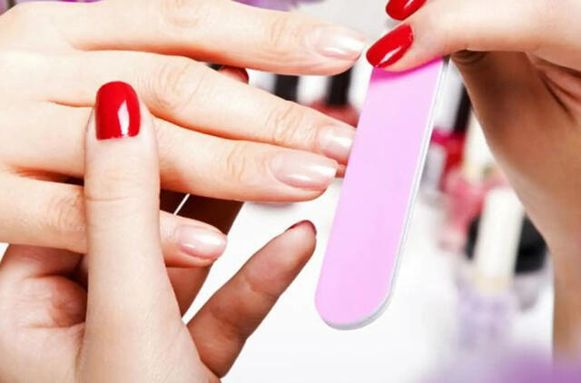 Manikiūrininkai dalijasi 6 dalykais, kurių niekada neturėtumėte daryti nagų salone