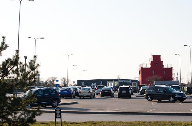 Pirmoji Melnragė, automobiliai, stovėjimo aikštelė