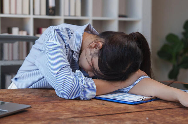 Kinijoje moteris, nepatenkinta atlyginimu, darbe 5 valandas miegojo