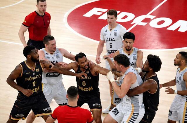 Smurtas aikštelėje