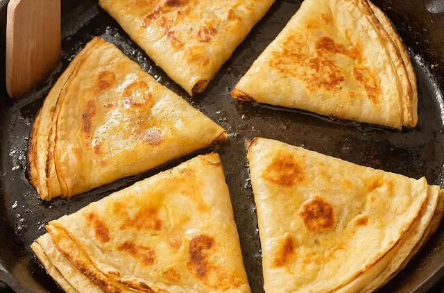 Sluoksniuoti paplotėliai keptuvėje 