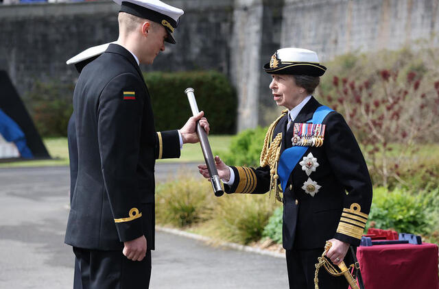  Pauliui Svilainiui Jungtinėje Karalystėje skirta Admiraliteto premija, kurią asmeniškai įteikė princesė Ana