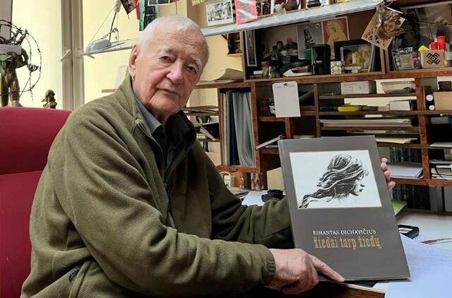 Rimanto Dichavičiaus kūrybą išgarsinusio fotoalbumo „Žiedai tarp žiedų“ viršelį puošia kretingiškės moksleivės nuotrauk