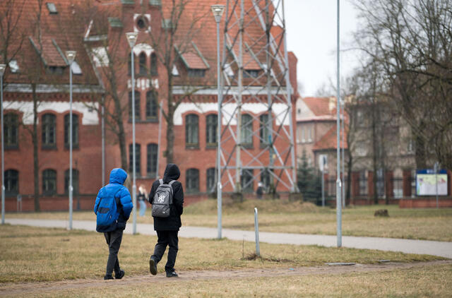 jaunuoliai, baigę miesto bei regiono mokyklas