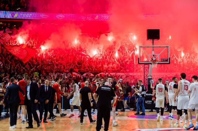 Vilniaus „Ryto“ krepšininkai dėkoja sirgaliams