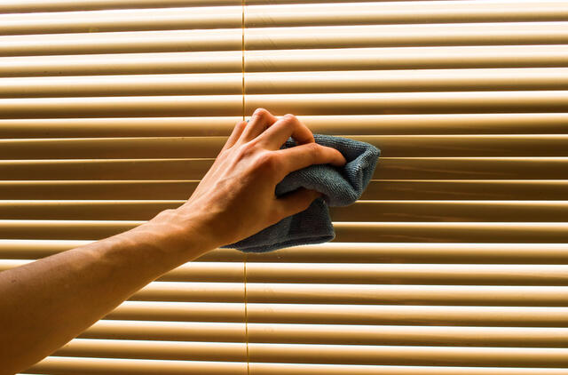 Kaip nuvalyti žaliuzes jų nenuimant