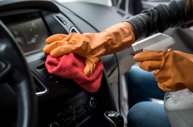 Automobilio salono generinis valymas: praktiški patarimai švarai palaikyti
