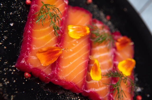 Lašiša burokėlių marinate