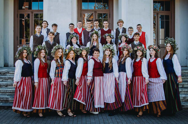 Švėkšna, abiturientai, tautinis kostiumas