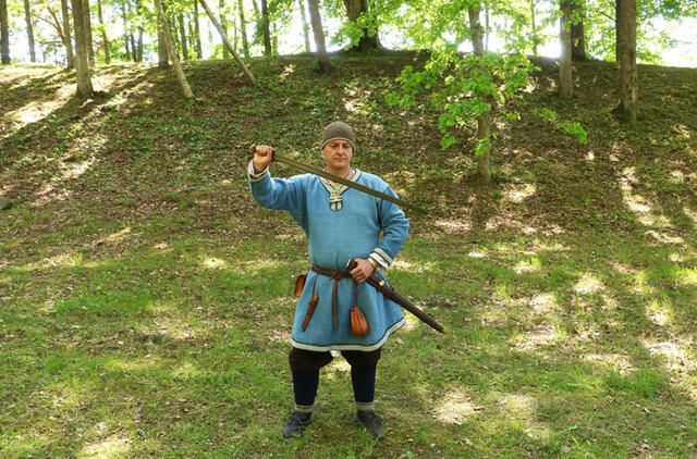 Perkūnkalniu, papėdėje