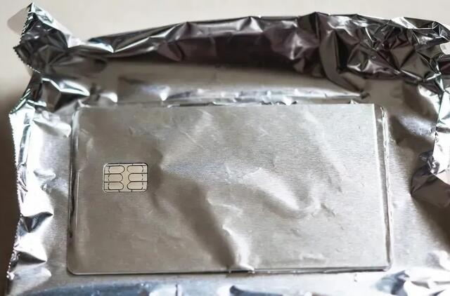Apvyniokite banko korteles folija