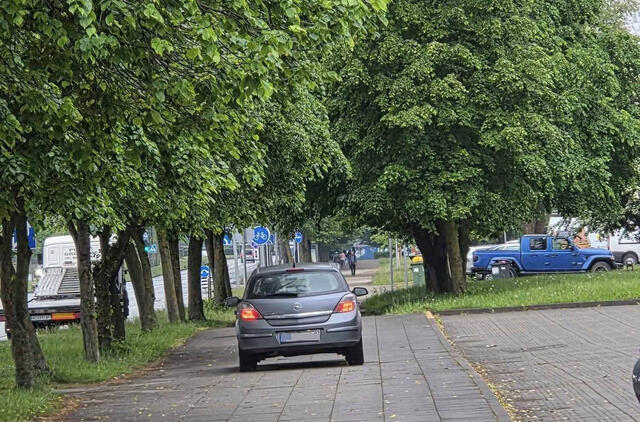 automobilis piesčiuju take