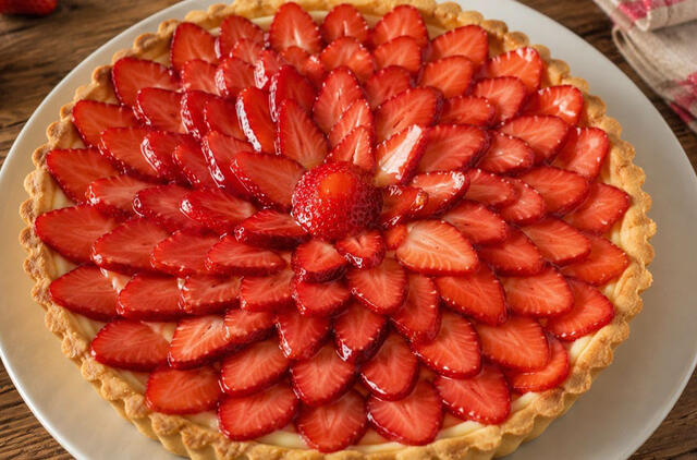 Braškių „crostata" su plikytu kremu – desertas